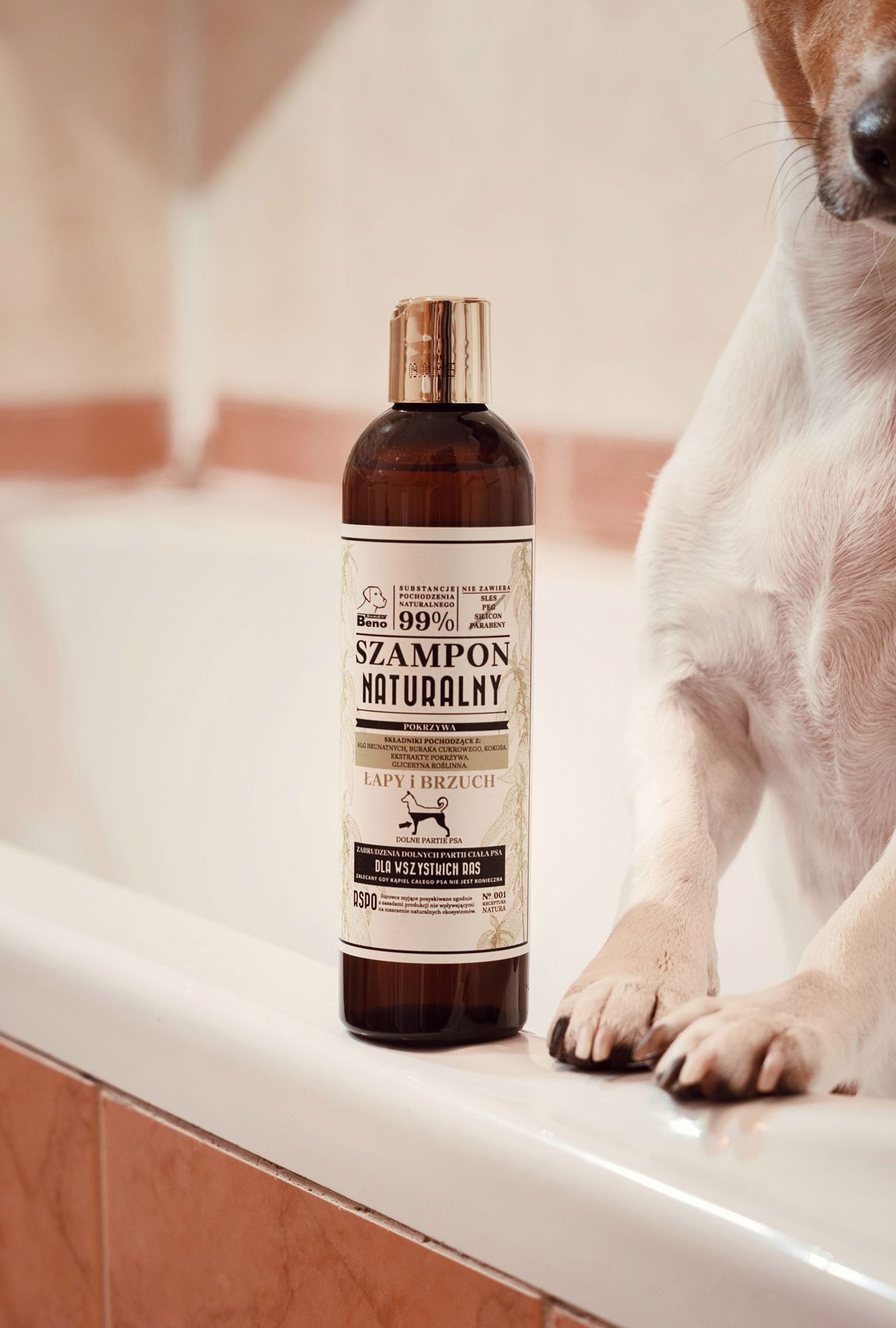 Een fles hondenshampoo op de rand van het bad
